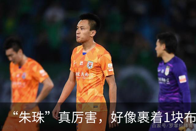 “朱珠”真厉害，好像裹着1块布就走机场，上半身任性下半身松弛